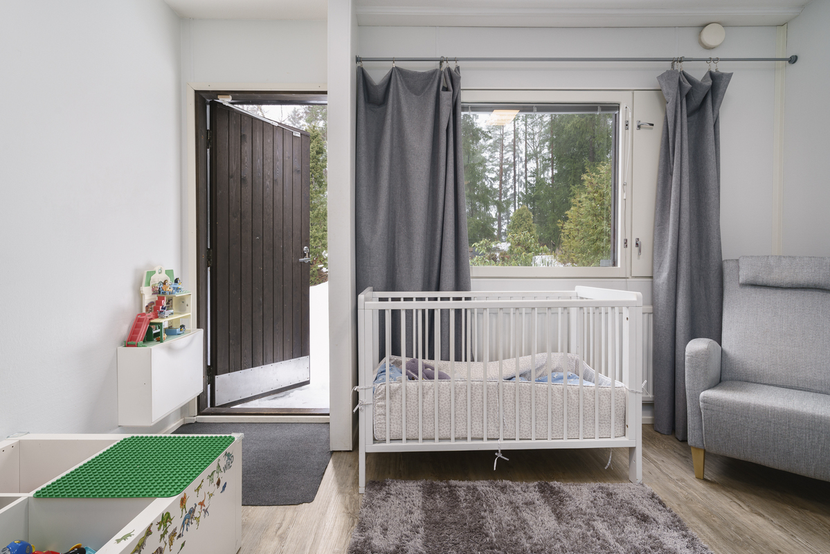 Mh:sta terassille (yläkerta)