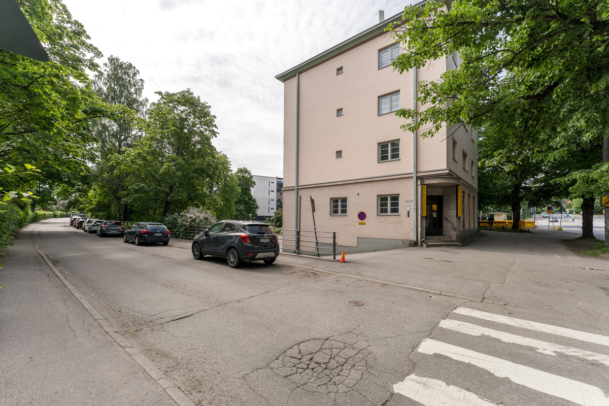 Julkisivu Pohjolankadulta