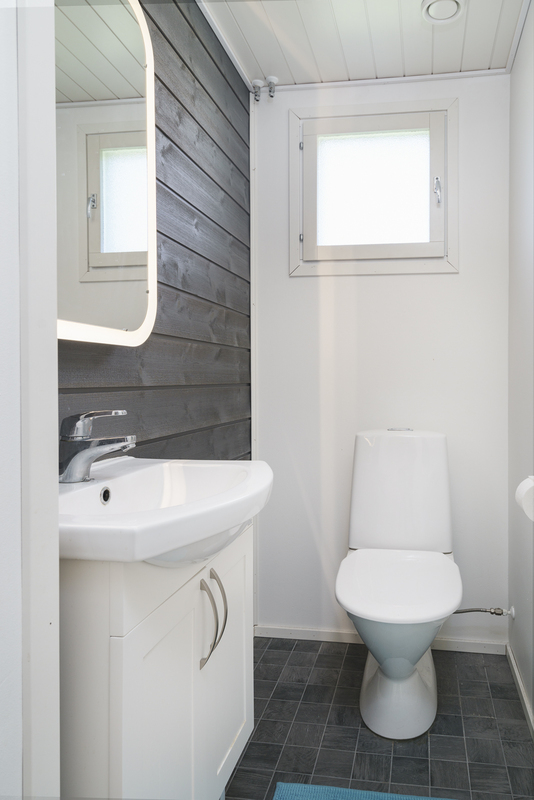 Erillinen ikkunallinen wc