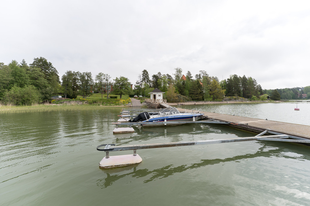 Laiturilta rannan suuntaan