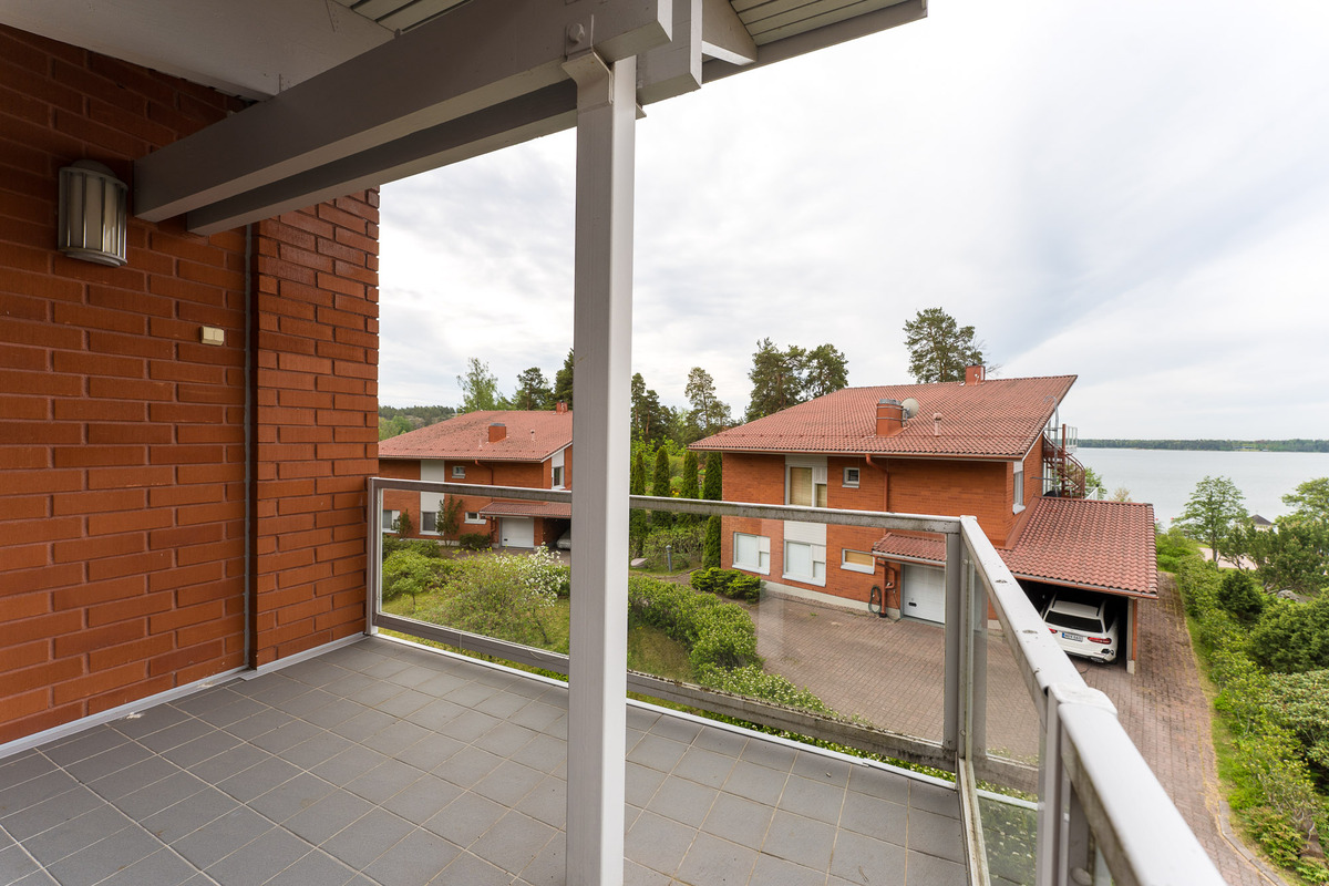 Yläparveke kaiteen reunalta