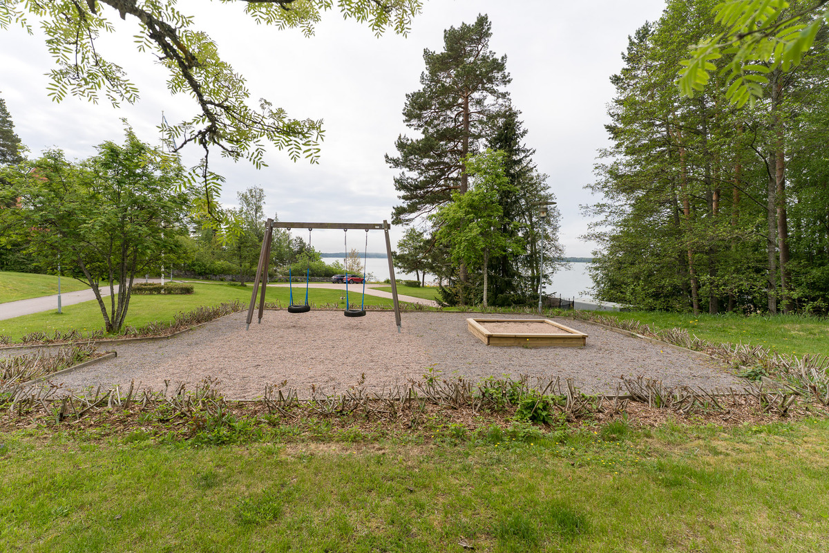 Isolla yhteisellä piha-alueella on myös leikkipaikka