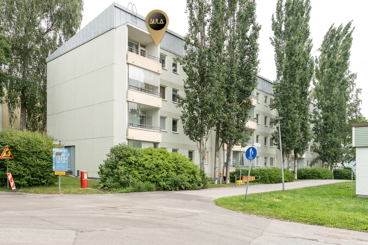 Julkisivu kadun puolelta