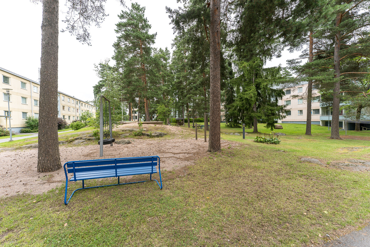 Yhtiön piha-alue ja leikkipaikka