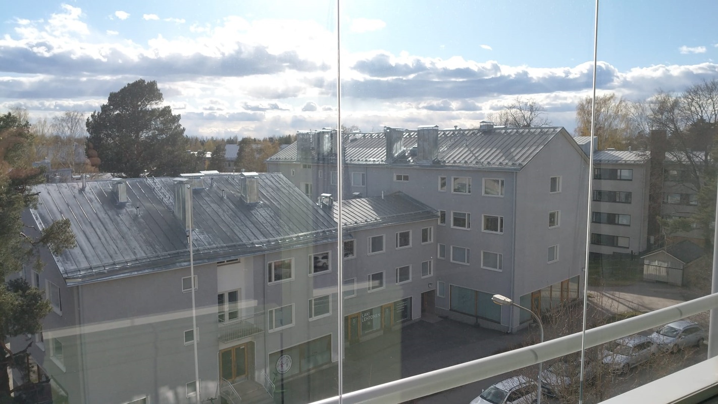 Parvekenäkymä länteen laseilla