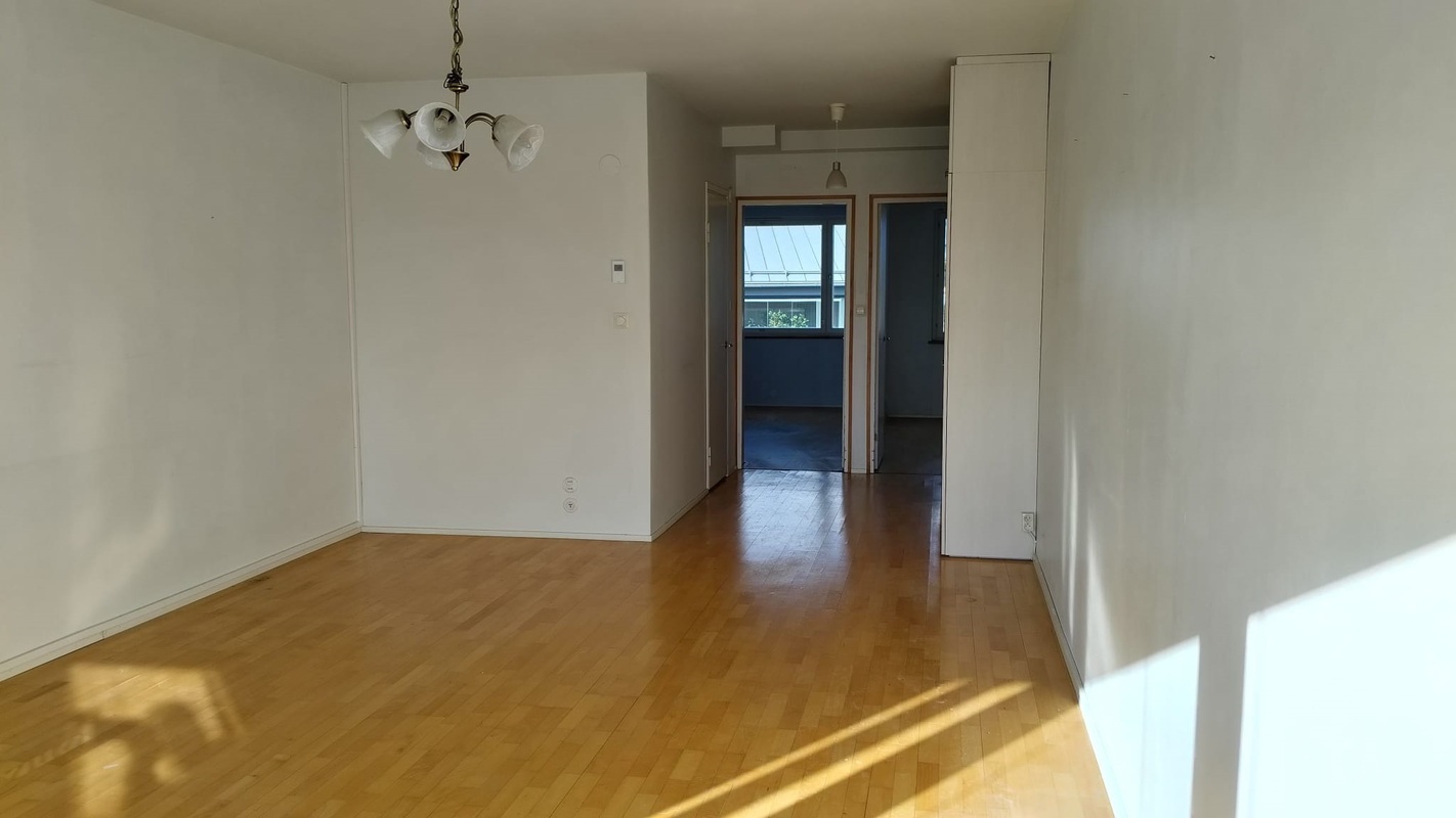 Olohuone eteiseen ja makuuhuoneen suuntaan