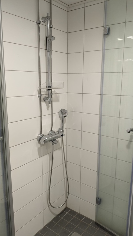 Suihku kylpyhuoneessa