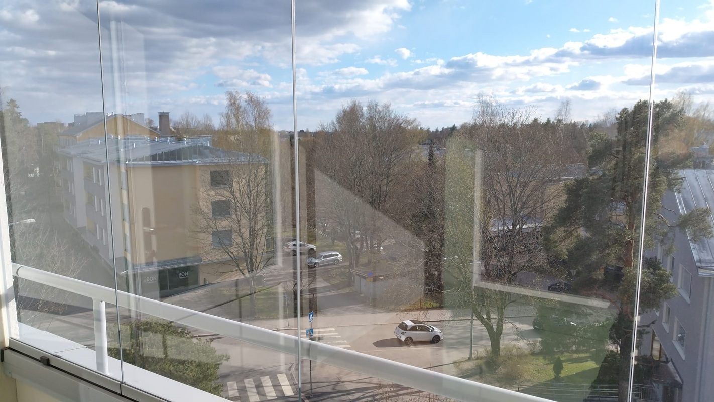 Parvekenäkymä etelään laseila