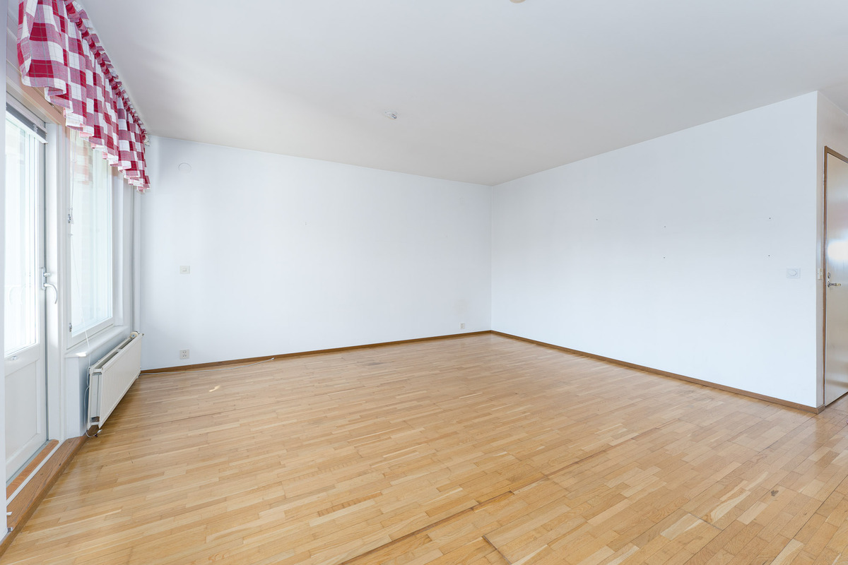 Olohuone keittiöstä