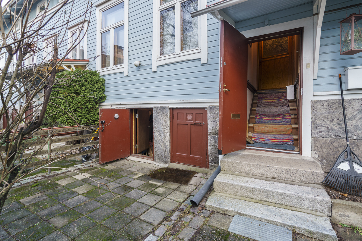 Asunnon kellarin ovi on auki.i.