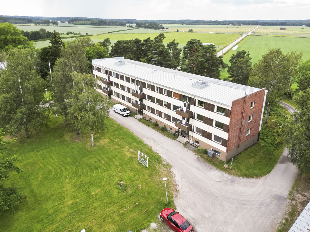 Myös päädyissä on ikkunat.