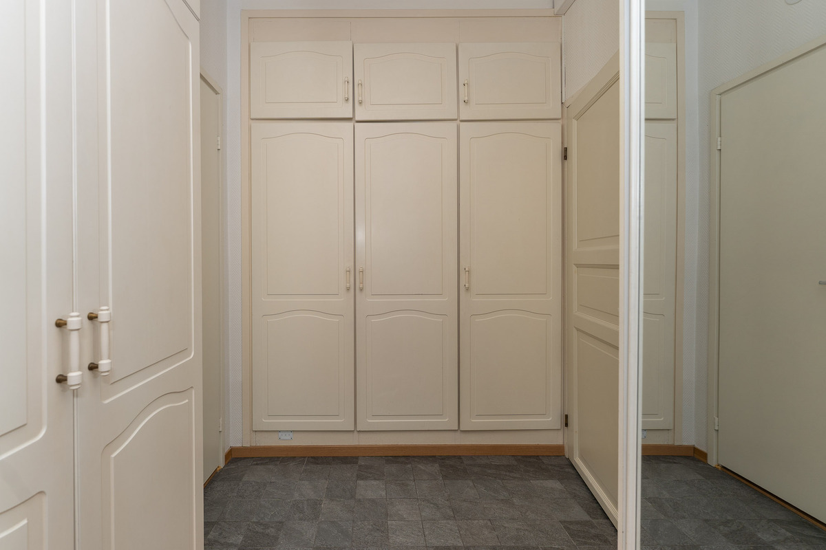 Eteisessä runsaasti kaappitilaa