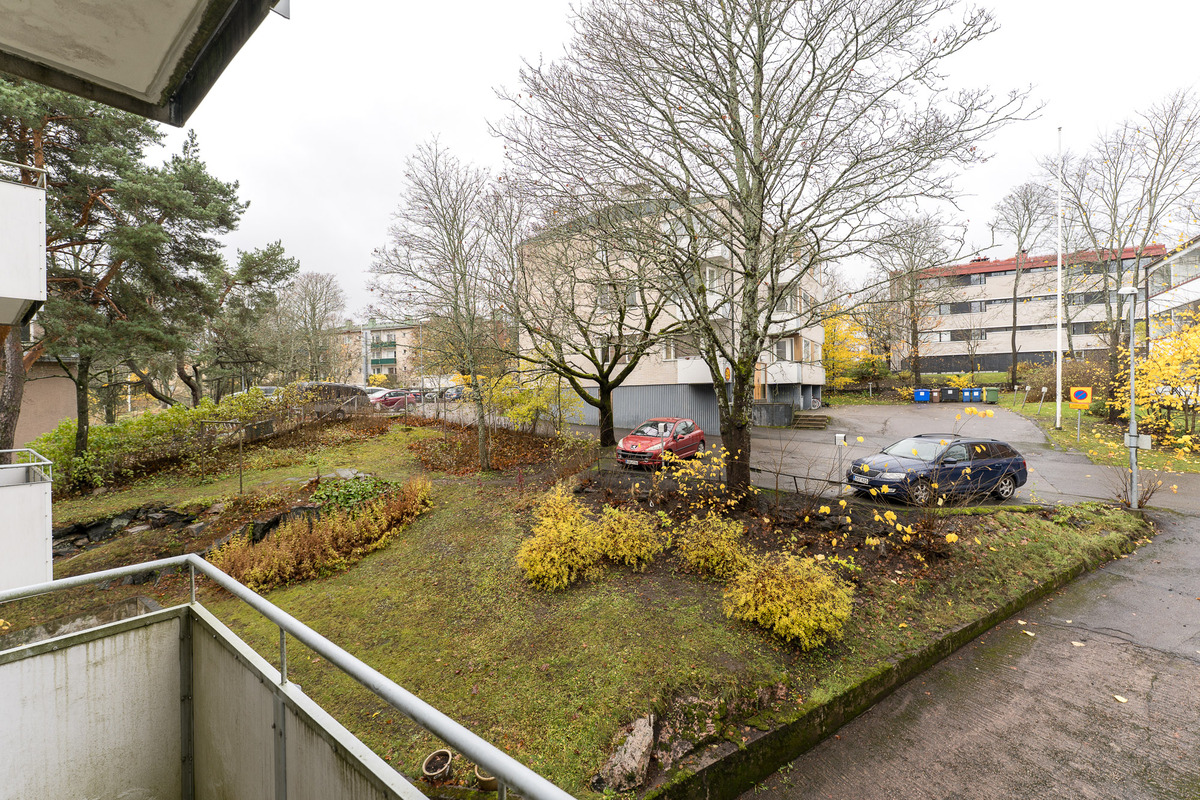 Puolen päivän jälkeen paistaessaan paistaa tähän