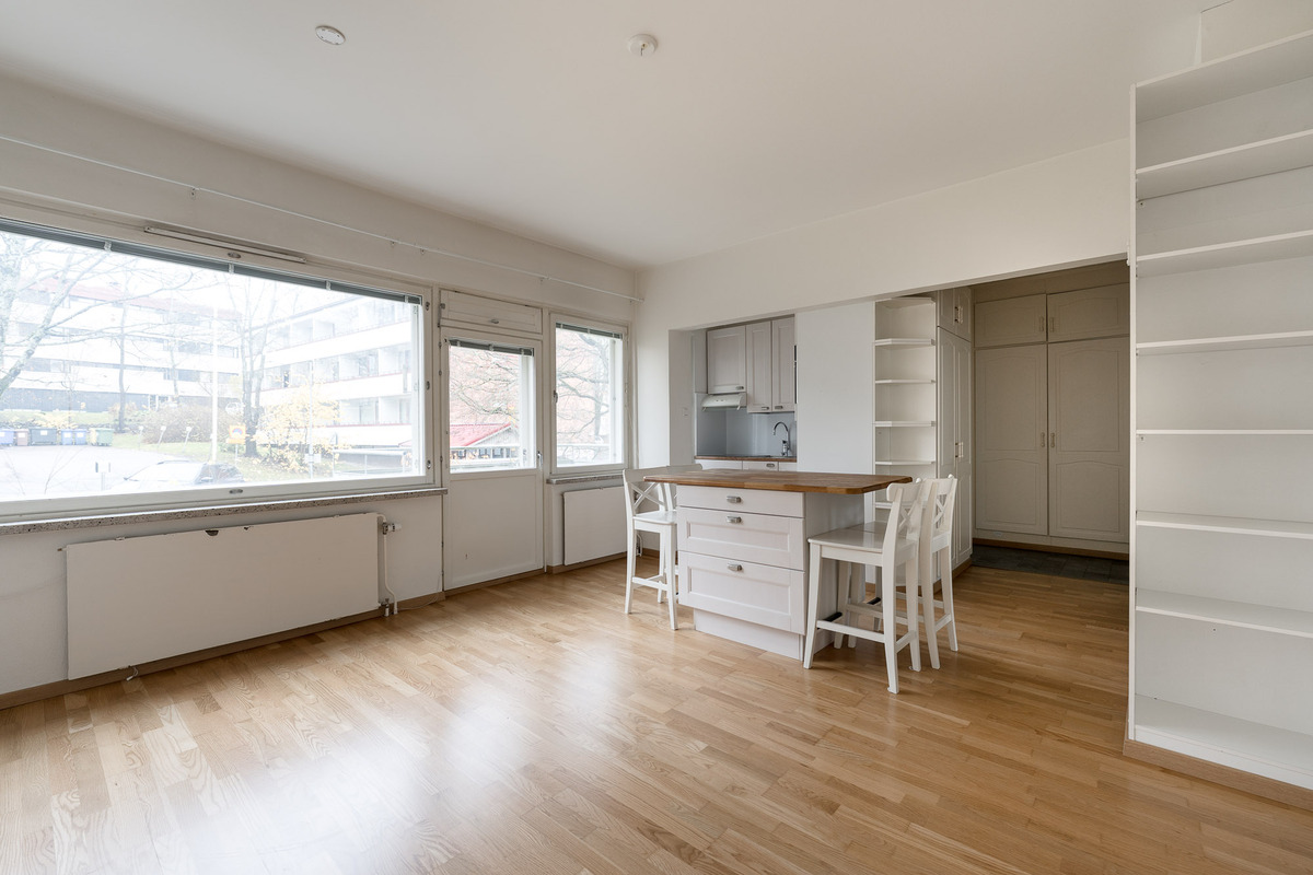 Seinänä leveydeltä ikkunapintaa