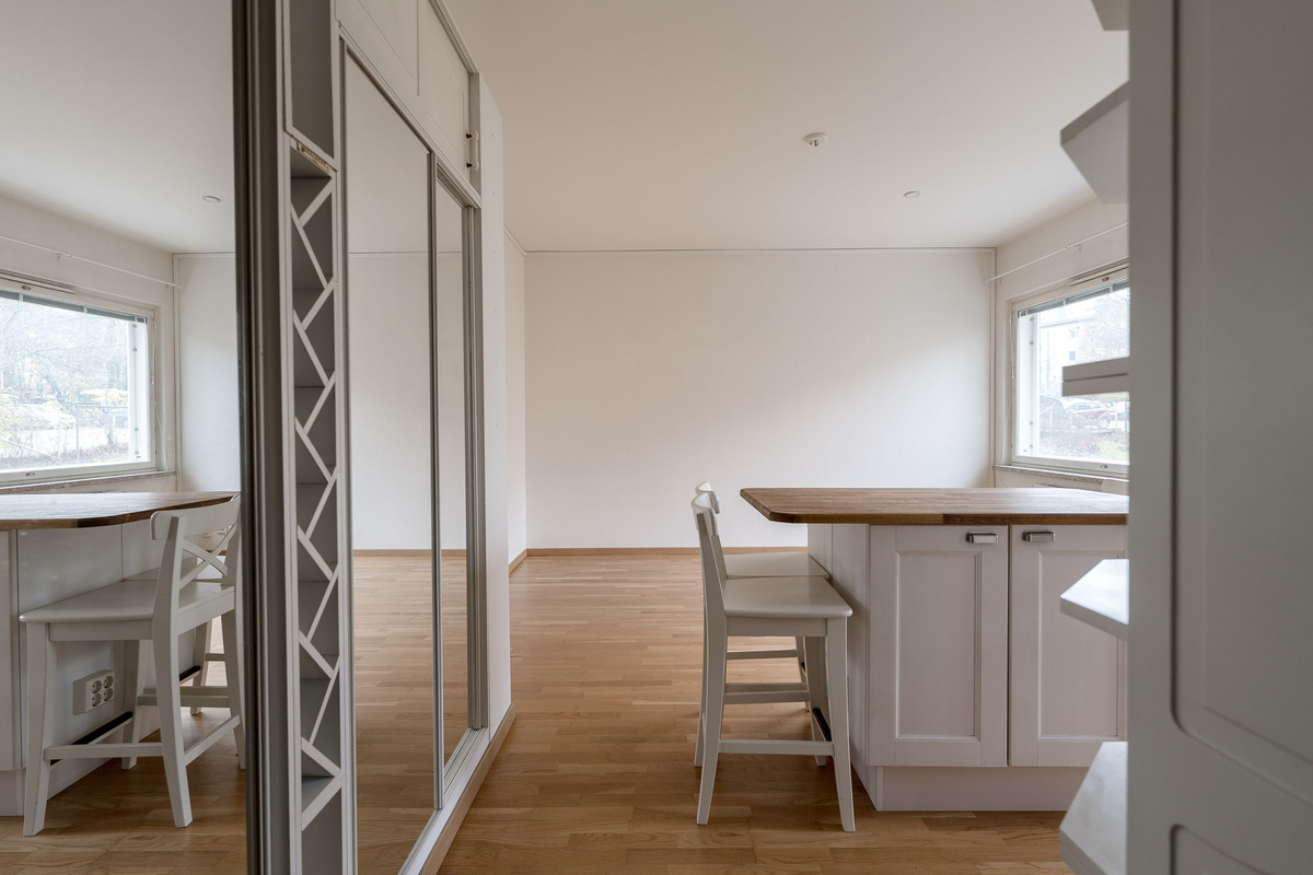 Eteisestä huoneeseen