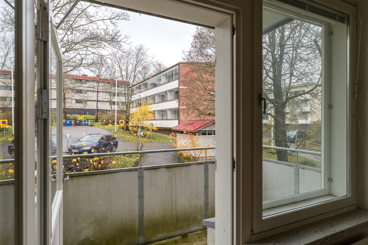 Parveke suojaisalle puolelle