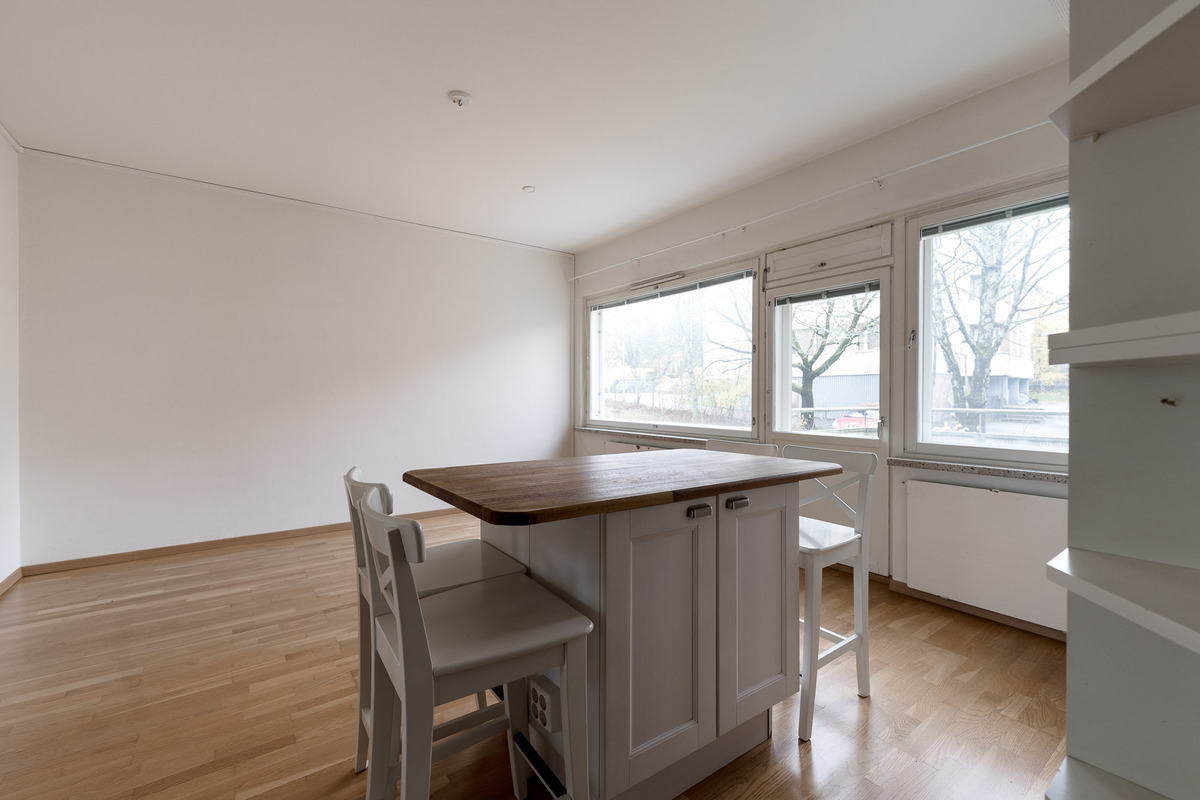 Saareke lisää keittökaappitilaa ja toimii ruokapöytänä