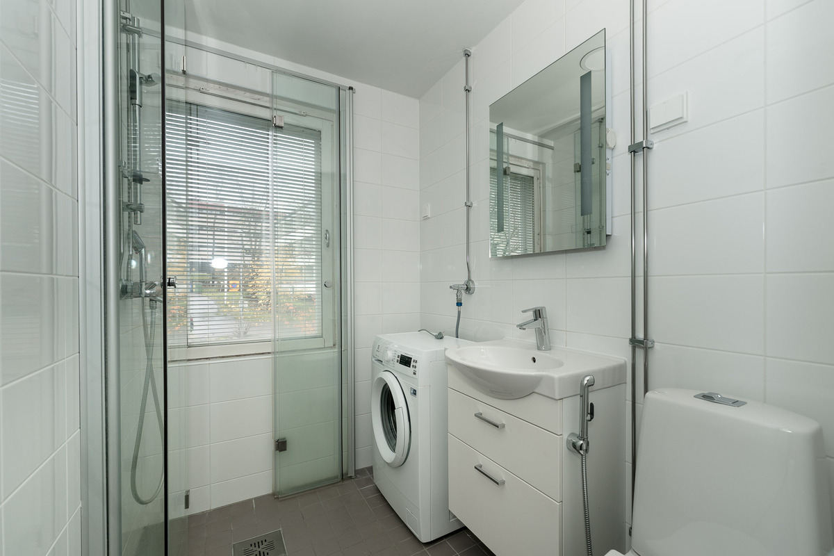 Kylpyhuoneessa ikkuna