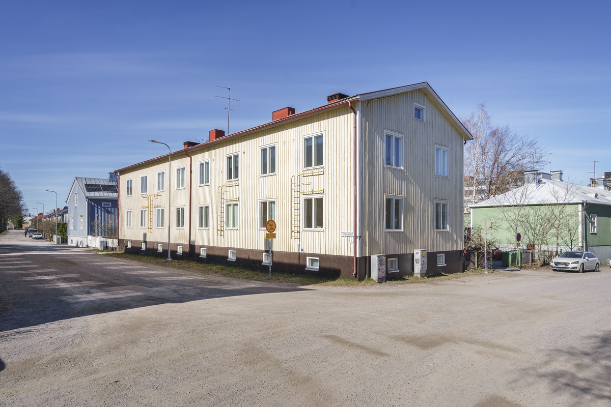 Talo Mäntymäenaukion ja Vuorityömiehenkadun kulmasta kuvattuna
