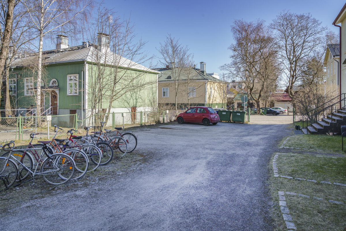 Yhtiön pihaa