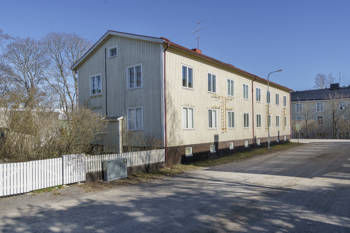 Talo Mäntymäenaukiolta kuvattuna
