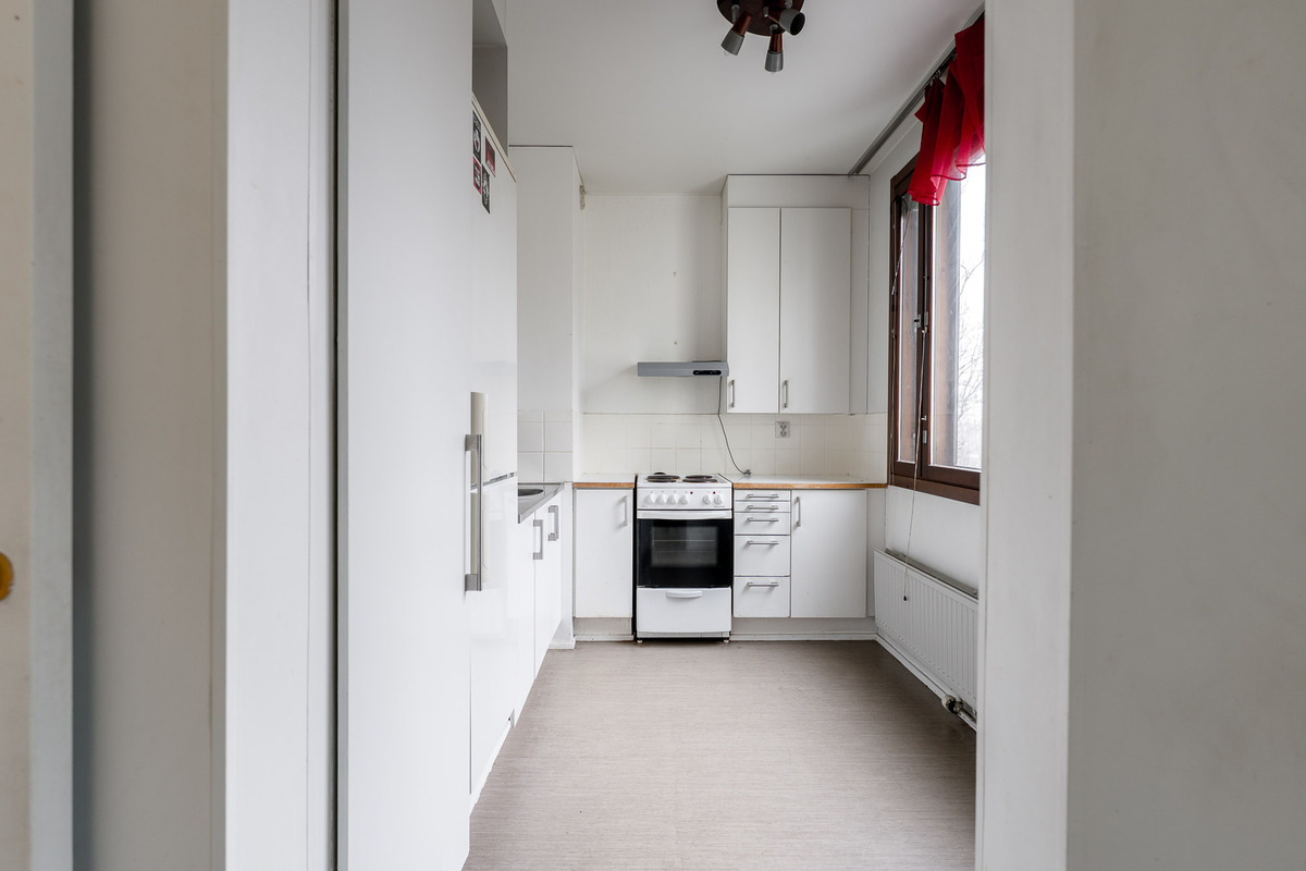 Keittokomeroon mahtuu pöytä