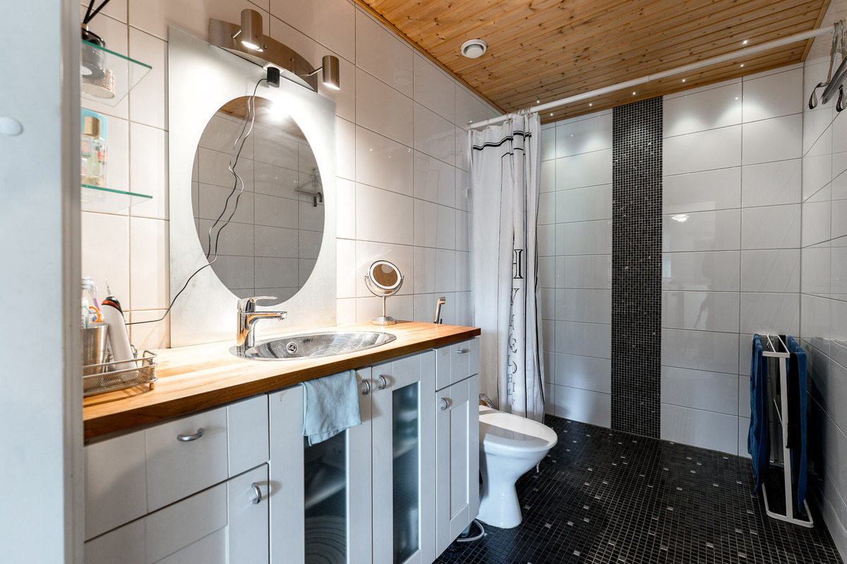 2. kerroksen kylpyhuone