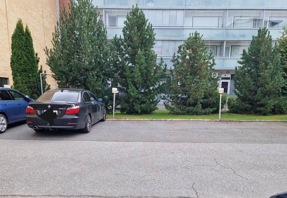 Autopaikka sähkötolpalla.