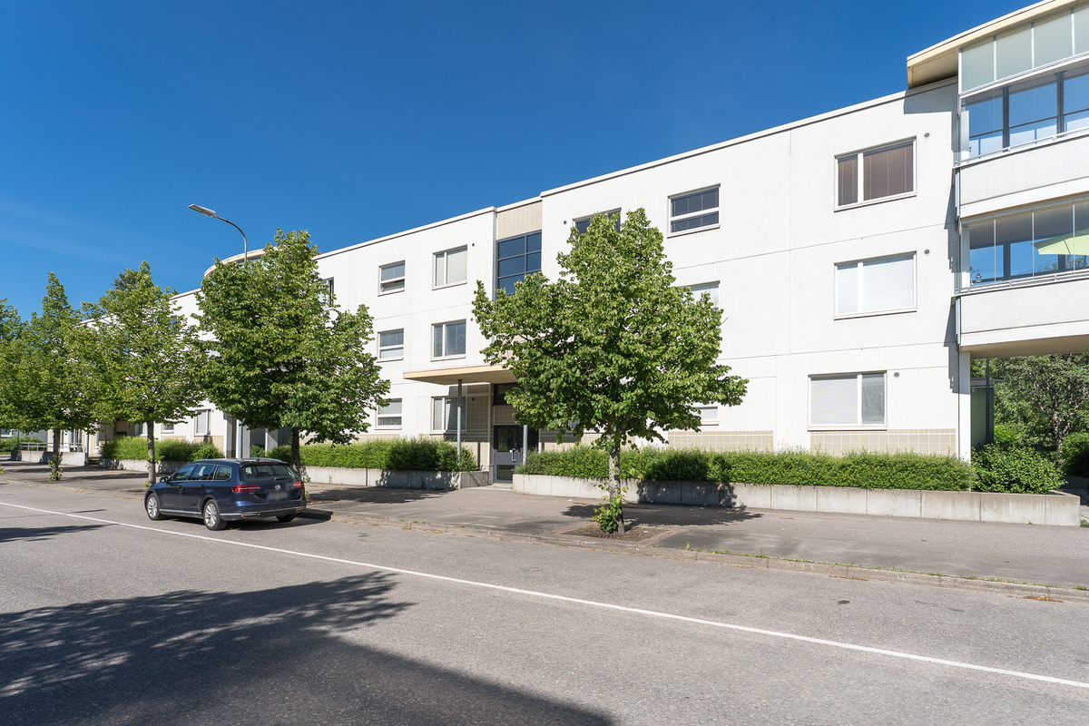 Julkisivu kadun puolelta