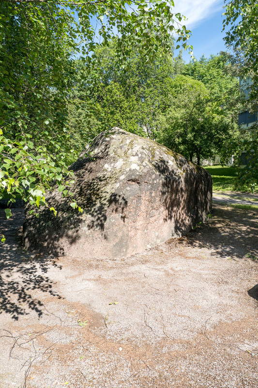 Siirtolohkare pihalla
