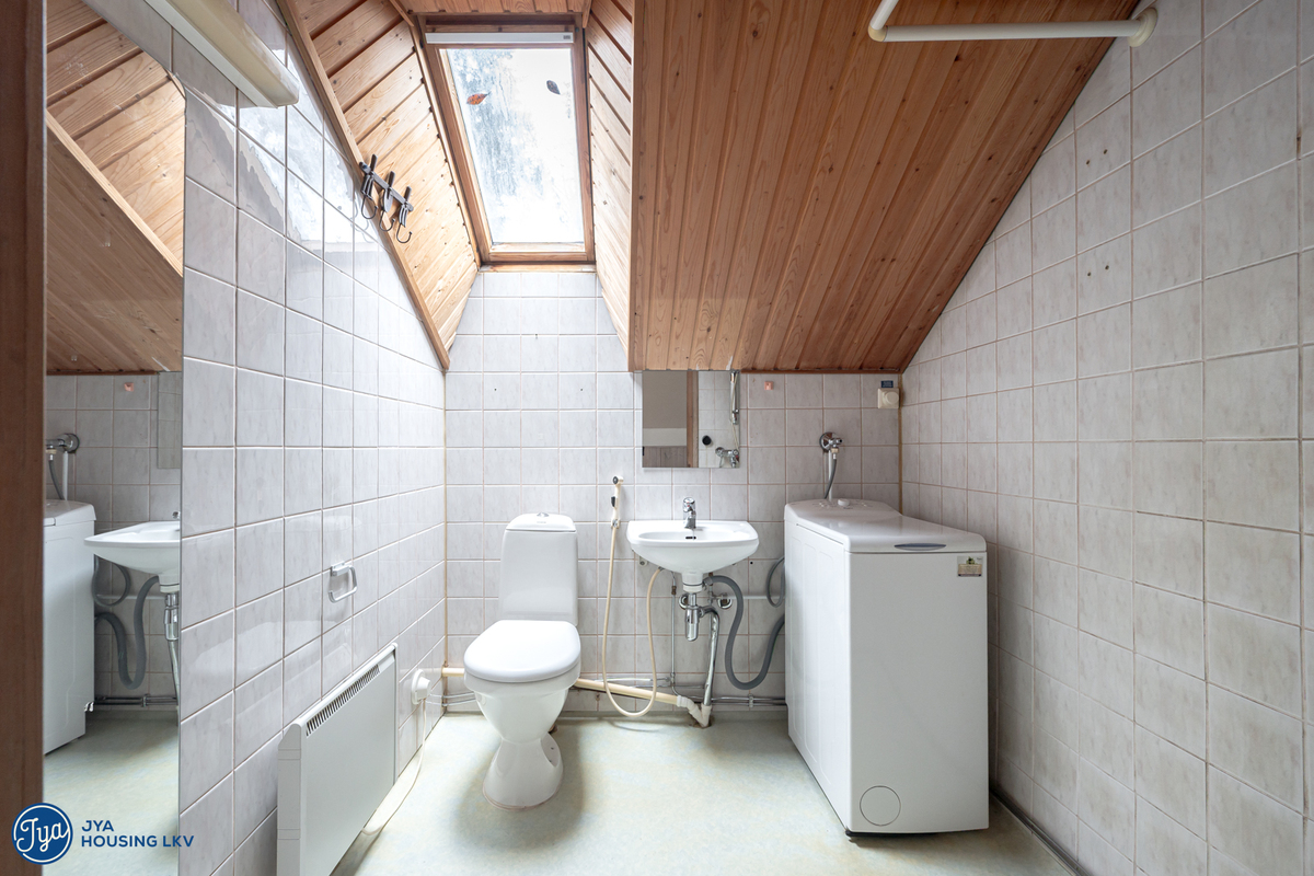 Ullakkohuoneen wc