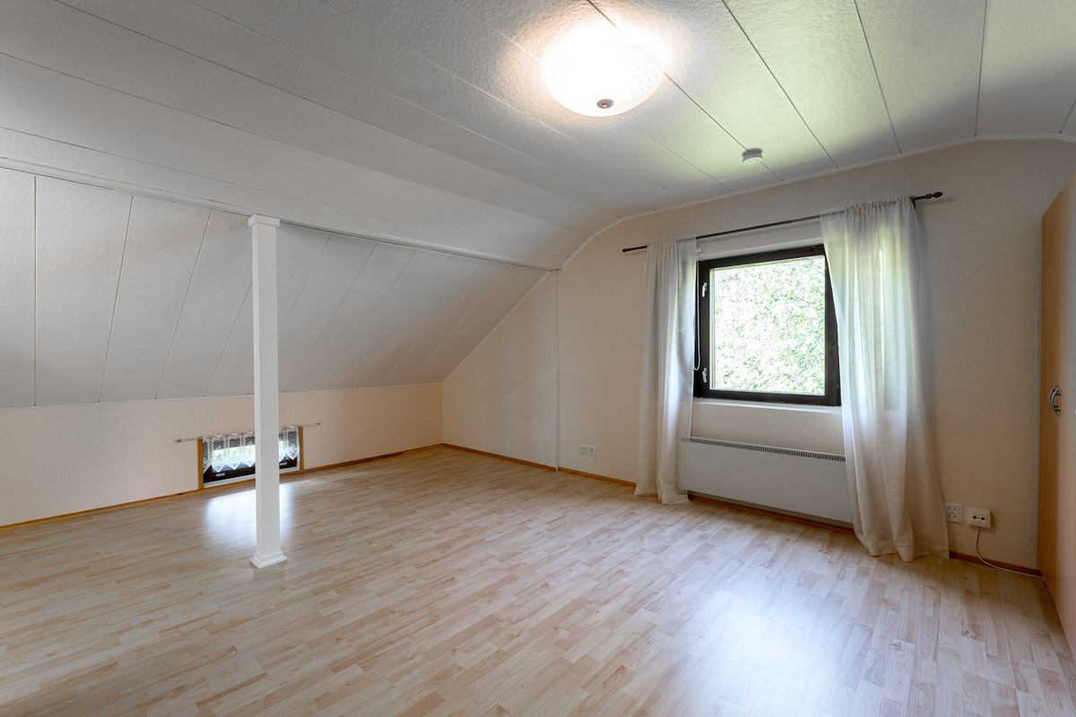 2. huone ikkunan suuntaan