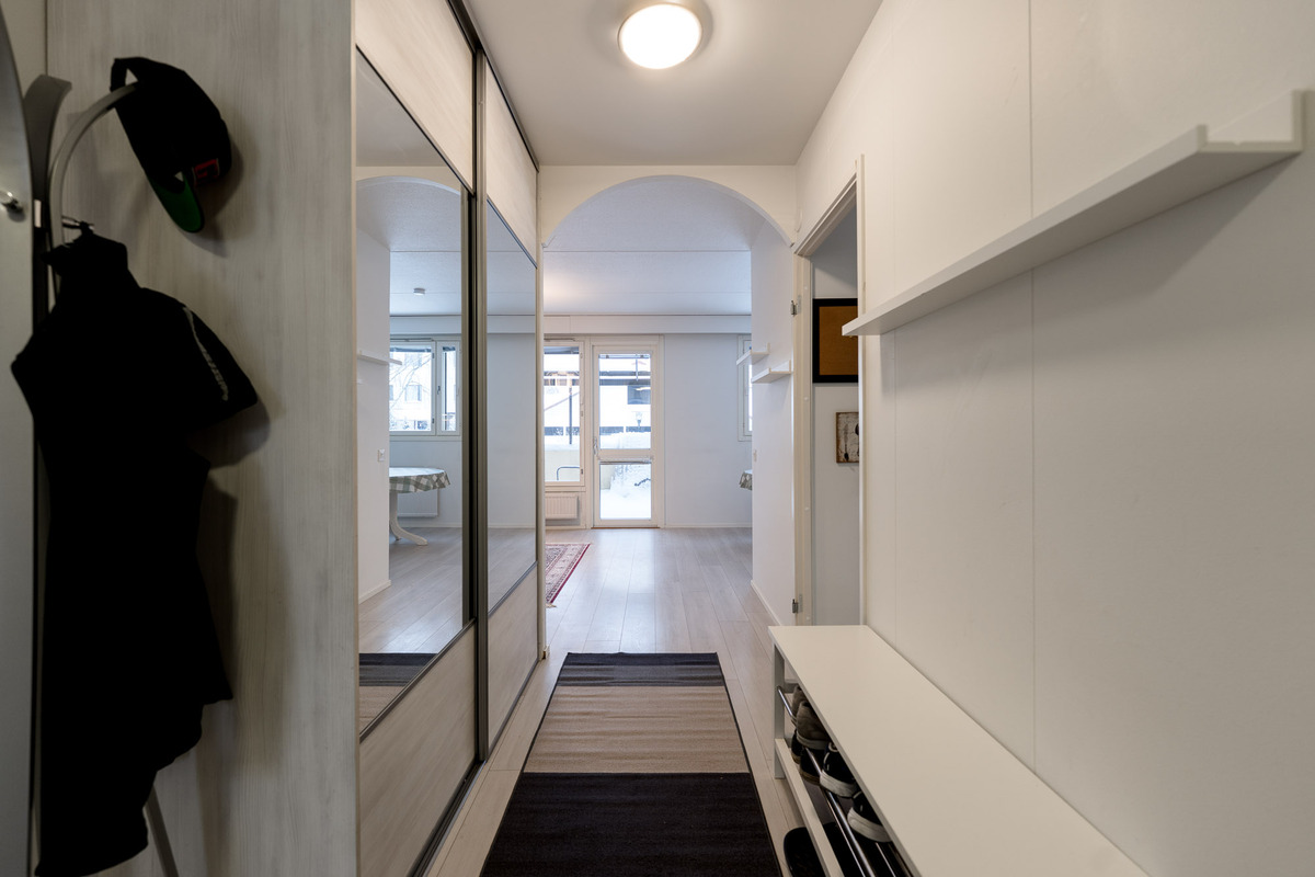 Eteinen olohuoneen suuntaan