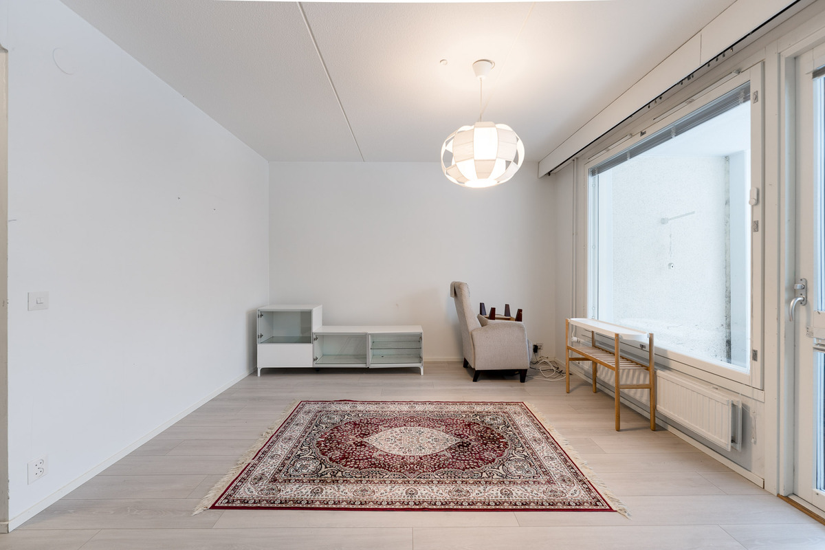 Olohuone ruokailutilan suunnasta