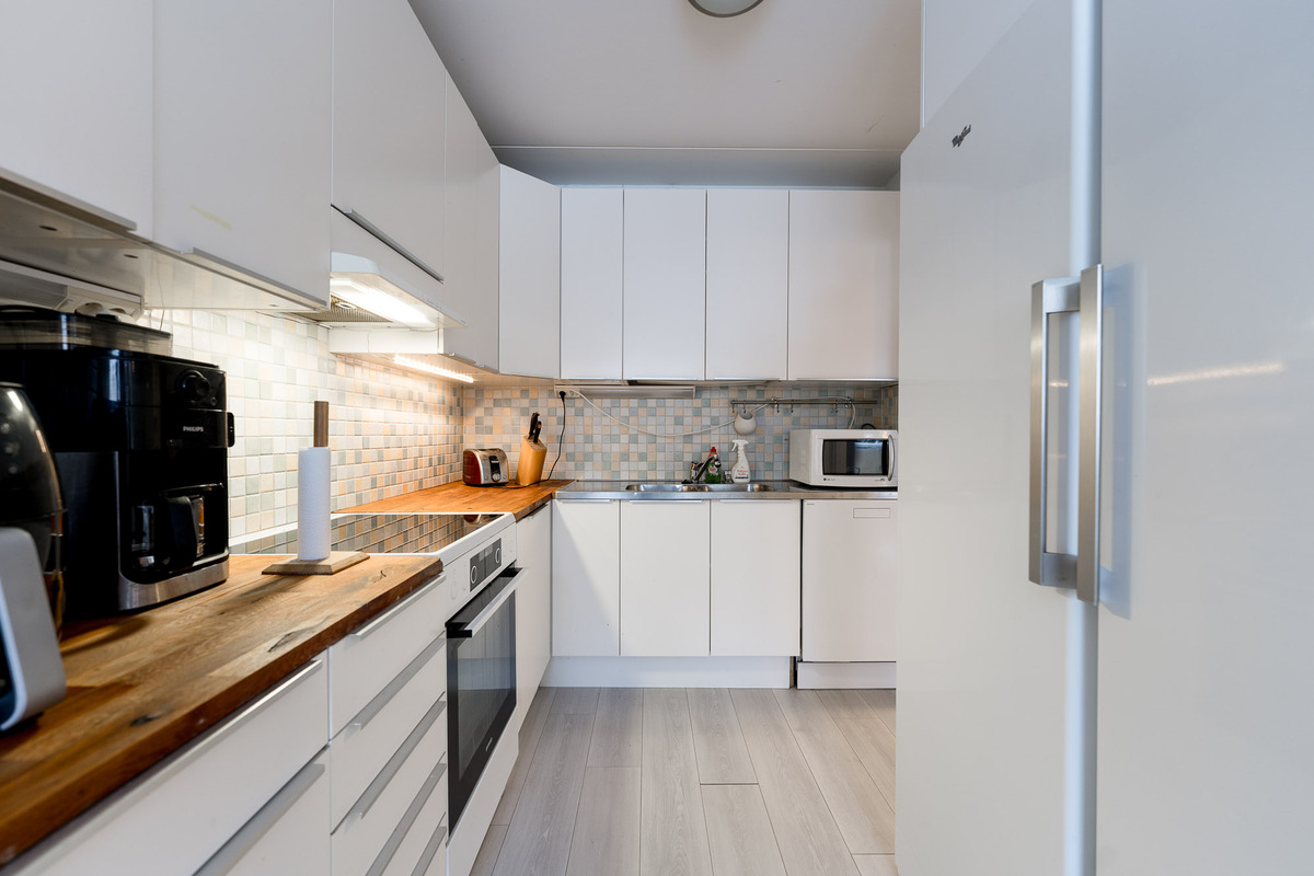 Keittiö ruokailutilan suunnasta