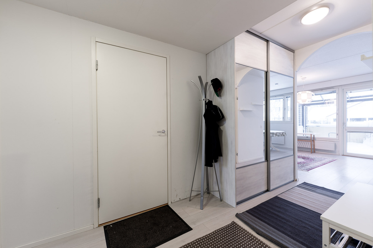 Eteinen ja sisäänkäynti