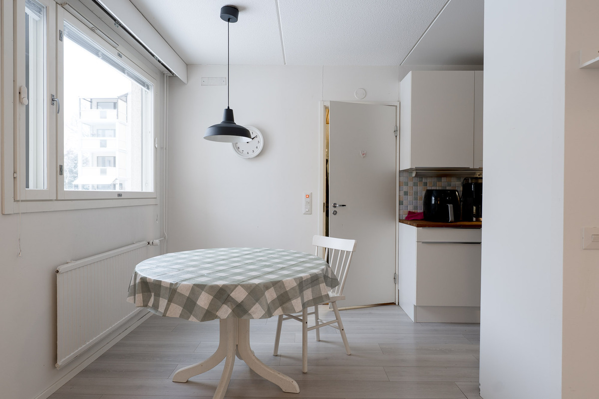 Ruokailutilasta pesuhuoneeseen