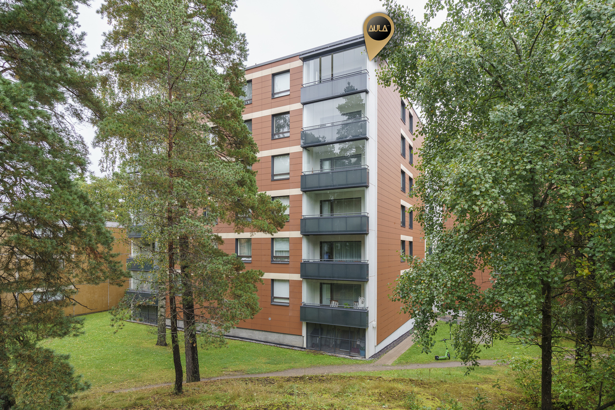 Talo asunnon parvekkeen puolelta